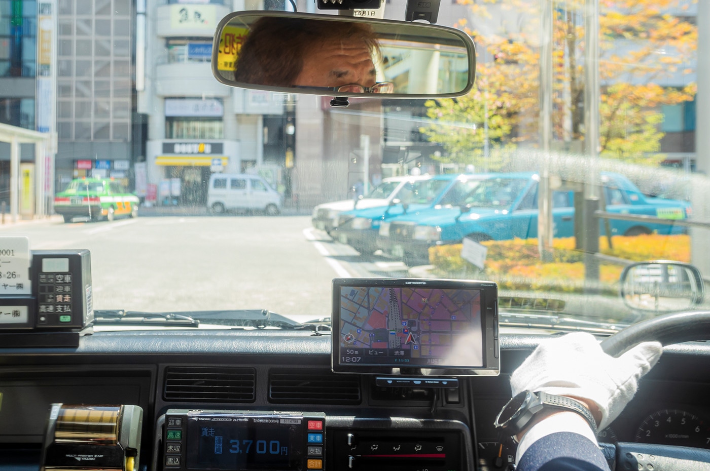 社内。運転手が運転している写真